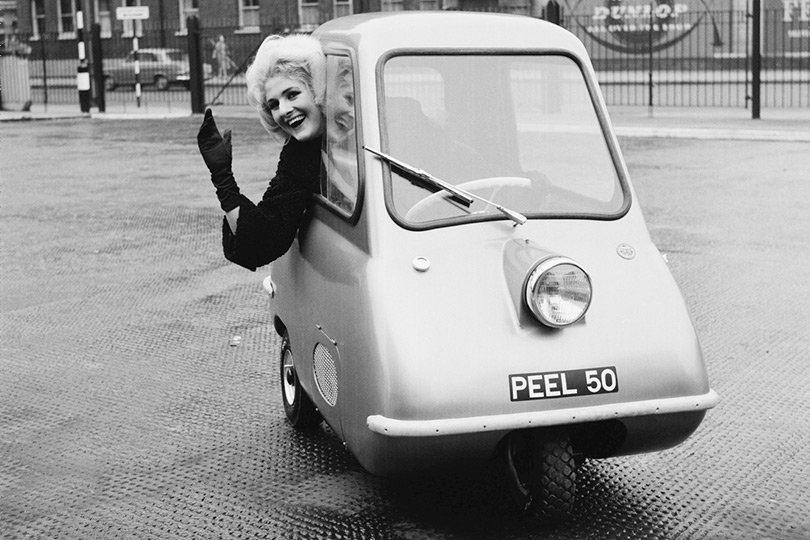 Frau im kleinsten E-Auto der Welt