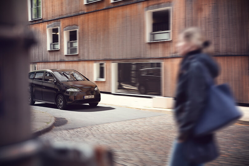 Elektrifizierung weiter gedacht Frau Straße
